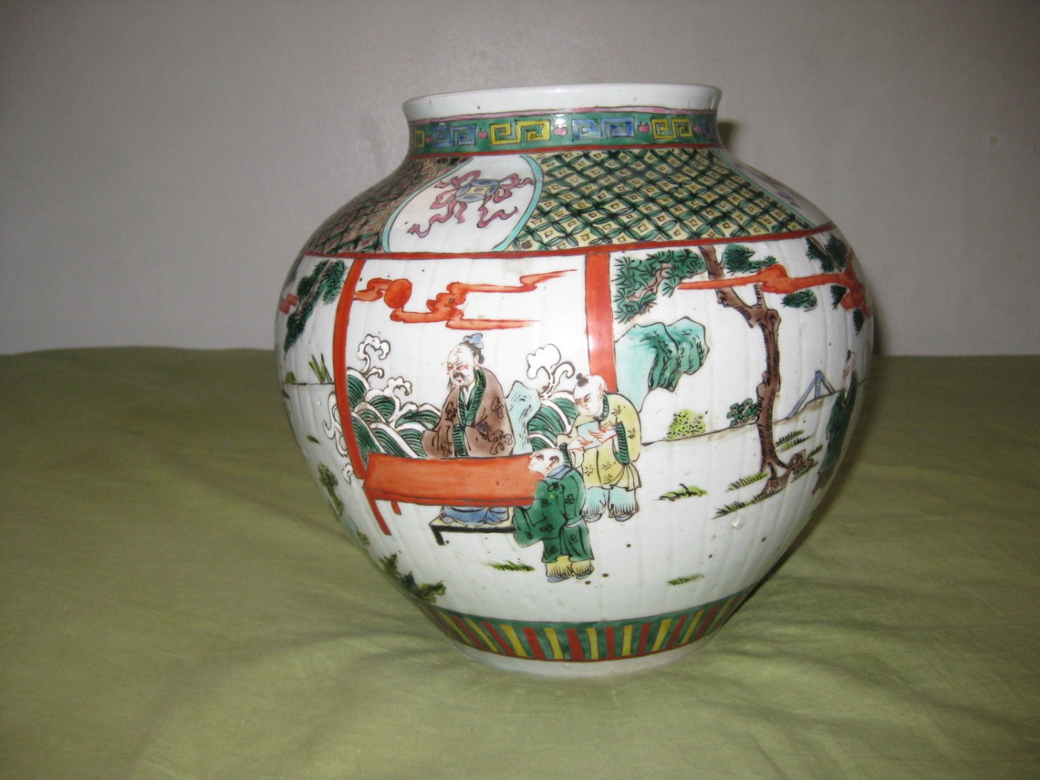 ANTIQUE CHINESE PORCELAIN POT WITH YONGZHENG MARK, 19TH CENTURY.