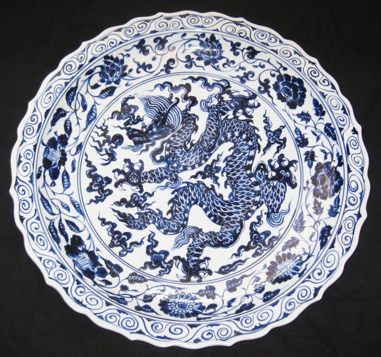 CHINESE DRAGON FIVE CLAWS PORCELAIN BLUE & WHITE HUGE PLATE, 19TH CENTURY.