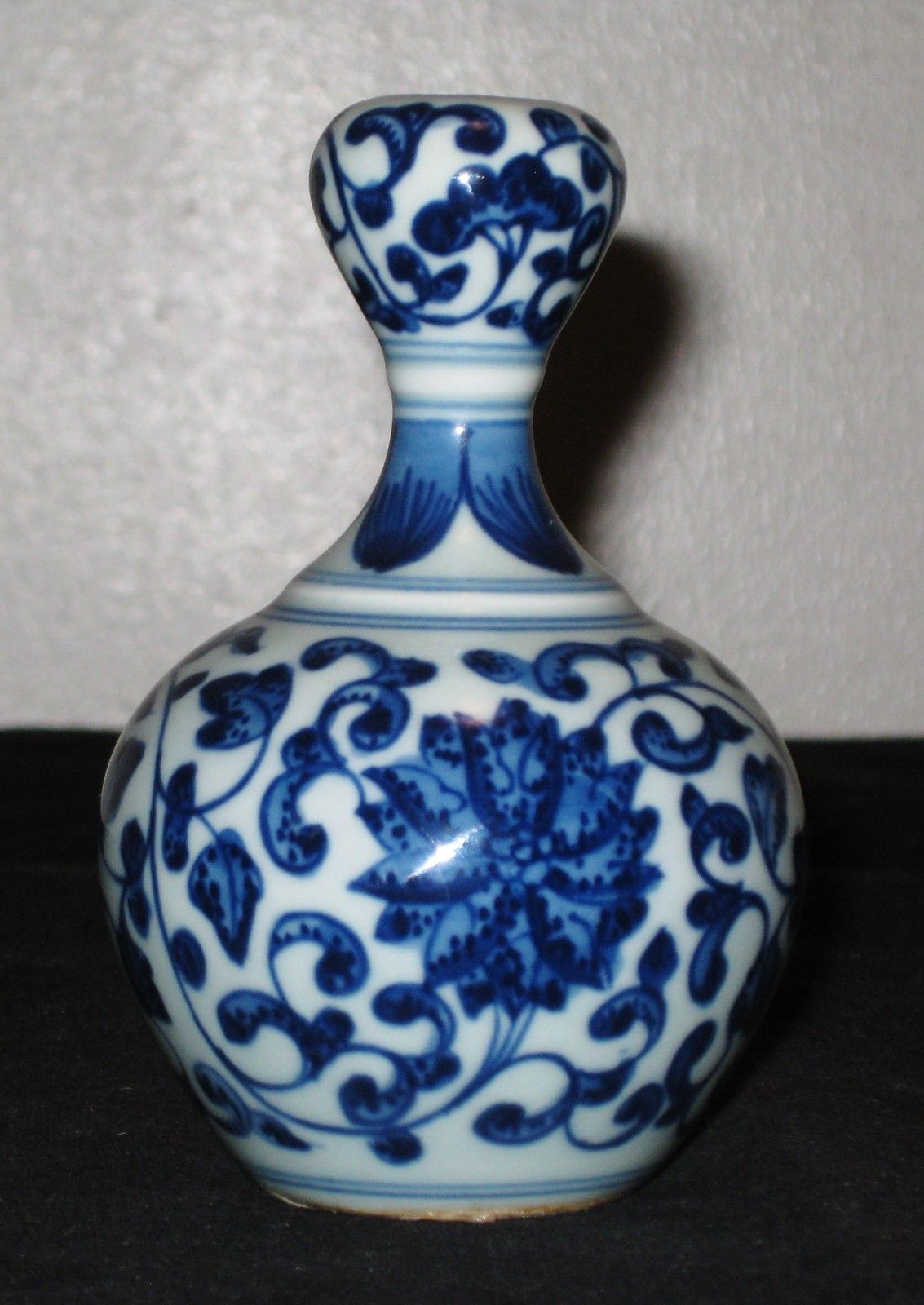 ANTIQUE CHINESE BLUE & WHITE PORCELAIN VASES, 19 TH CENTURY.