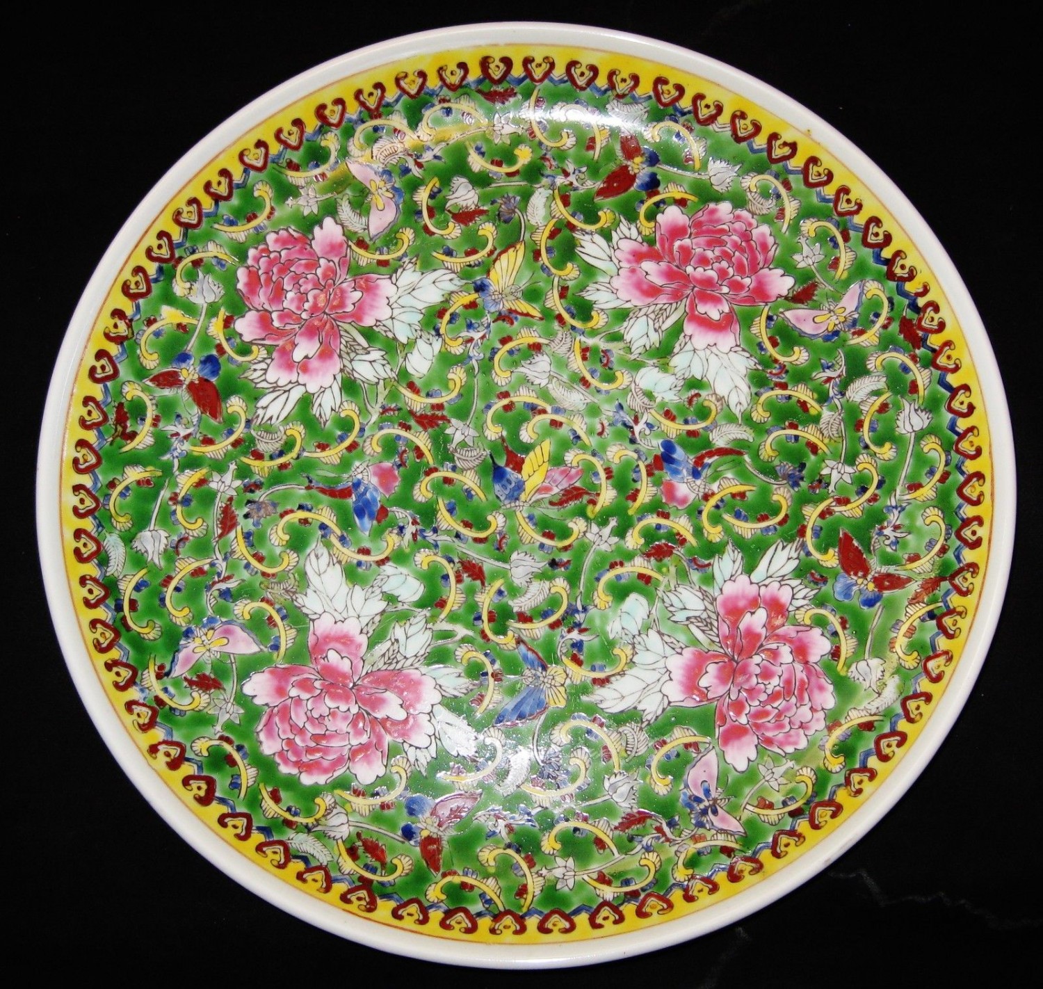 ANTIQUE CHINESE FAMILLE ROSE PORCELAIN CHARGER PLATE,19TH C., QIANLONG MARK.