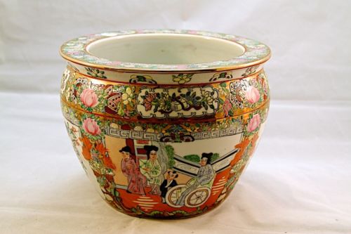 ANTIQUE CHINESE PORCELAIN FISH BOWL, 19TH CENTURY. NR.